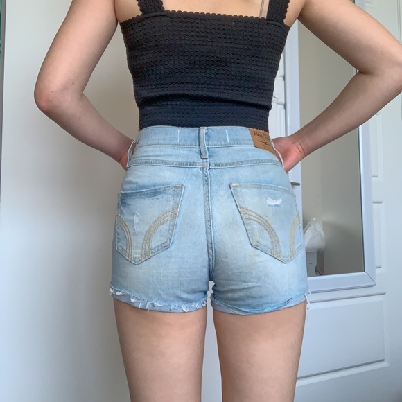 Hollister High Waisted Light Denim Shorts - Picture 2 of 3